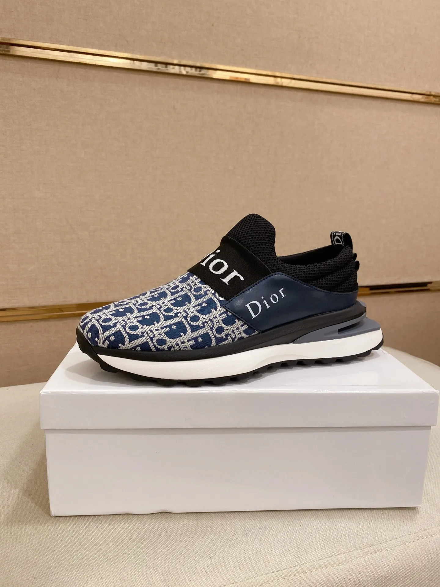 Men's shoes💰: 462💰 [Dior·Dior] New casual sports style men's shoes, new spring and summer design, perfect workmanship, lace-up style to create wardrobe quality, upper: imported first-layer cowhide, sheepskin lining is soft and comfortable, ultra-light TPU wear-resistant outsole, simple, versatile fashion men's shoes, excellent color code number 38--44. Can be customized 45 non-returnable